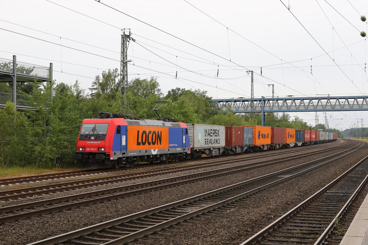 482 039 von  LOCON  stand am 28. Juni 2020 mit einem Containerzug im Bahnhof von Buchholz/Heide.