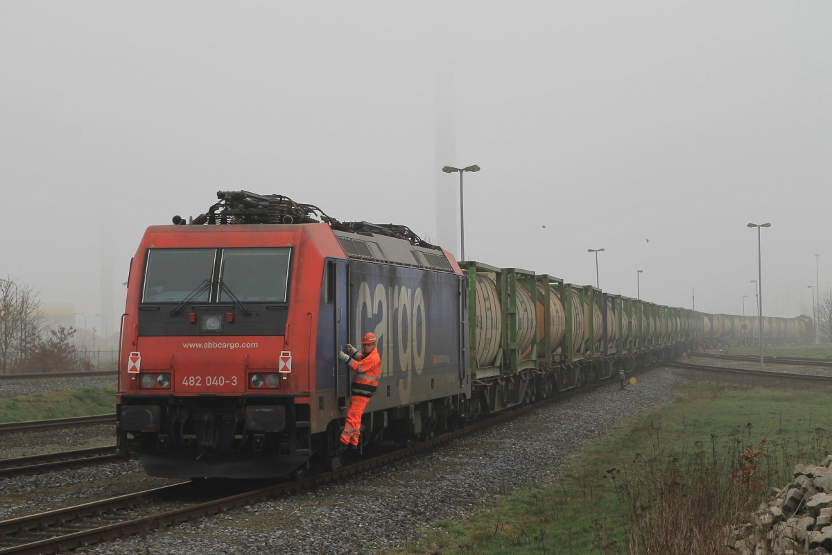 482 040-3 (SBB Cargo) in Coevorden de Heege (die Niederlande) am 14-3-2014.