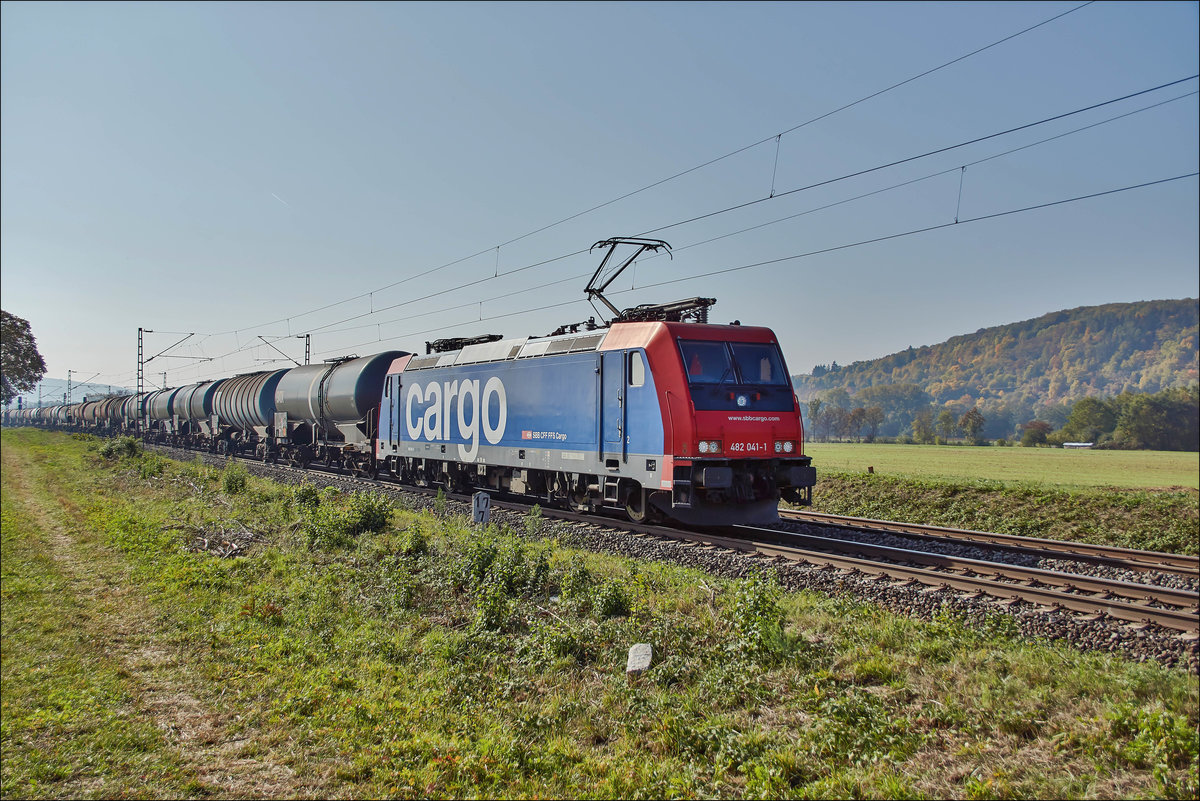 482 041-1 ist mit einen Kesselzug am 10.10.2018 bei Retzbach-Zellingen unterwegs.