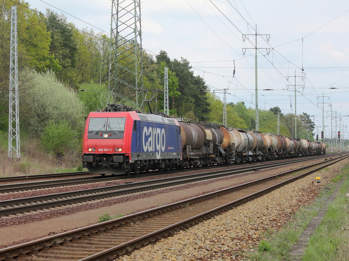 482 041-1 der SBB Cargo am Ostermontag den 21. April 2014 mit einem Kesselzug aus Richtung Großbeeren auf dem südlichen Berliner Außenring bei Diedersdorf.
