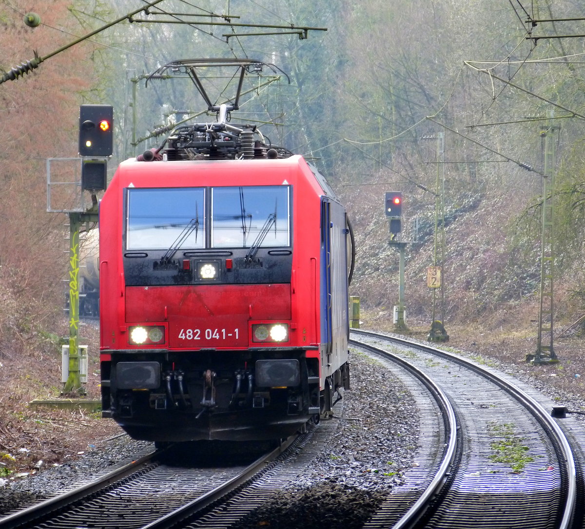 482 041-1  von der SBB-Cargo kommt aus Richtung Köln,Aachen-Hbf und fährt durch Aachen-Schanz mit einem Güterzug aus Richtung Köln nach Aachen-West und fährt in Richtung Aachen-West. 
Aufgenommen vom Bahnsteig von Aachen-Schanz.
Bei Sonnenschein und Regen am Morgen vom 23.3.2018.