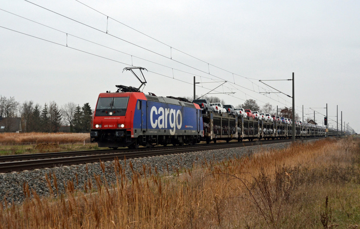 482 041 schleppte für ihren Mieter HSL einen Toyota-Autozug am 15.12.18 durch Braschwitz Richtung Halle(S).