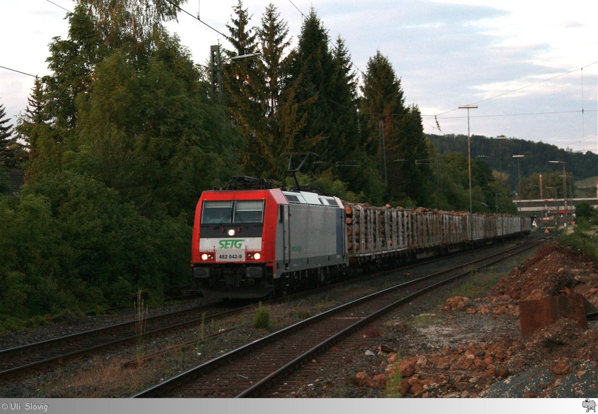 482 042-9 unterwegs für die  Salzburger Eisenbahn Transportlogistik Gmbh (SETG)  mit einem Holzzug am Haken. Die Aufnahme entstand kurz vor dem Bahnhof Rödental am 1. Juli 2014.