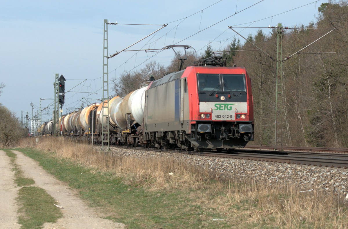 482 042 am 22.03.14 mit Kreideschlamm gen Slowenien bei Eglharting/München