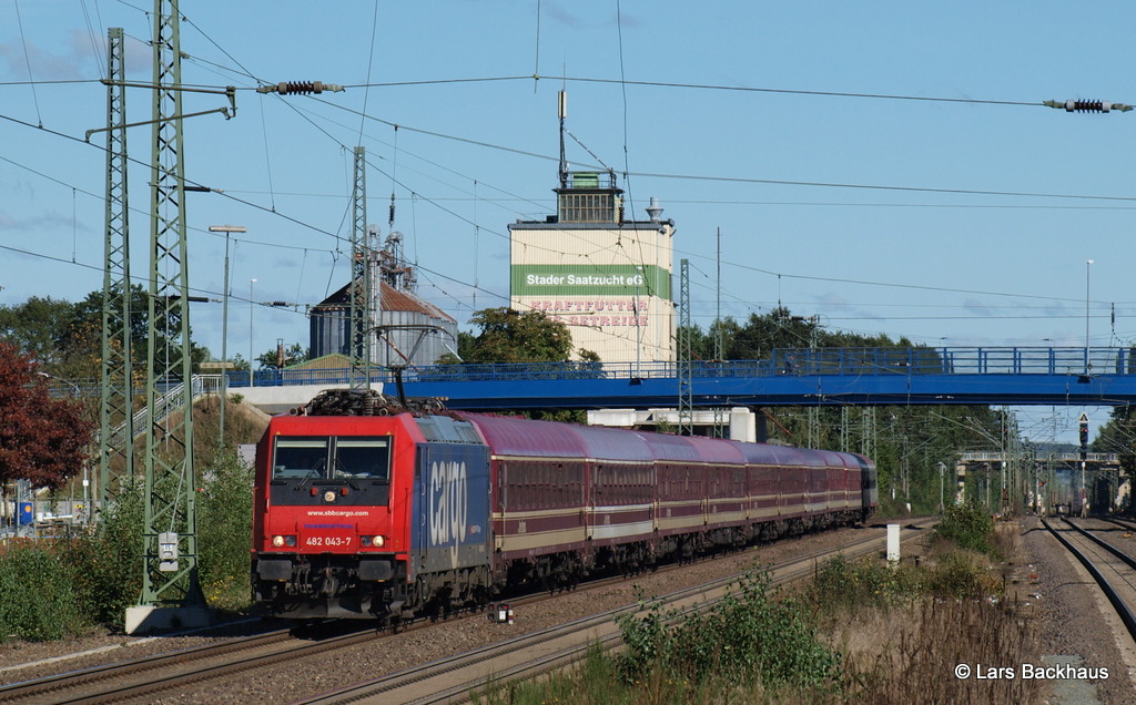 482 043-7 bringt am 29.09.13 einen weiteren Suferzug durch Tostedt Richtung Ruhrgebiet.