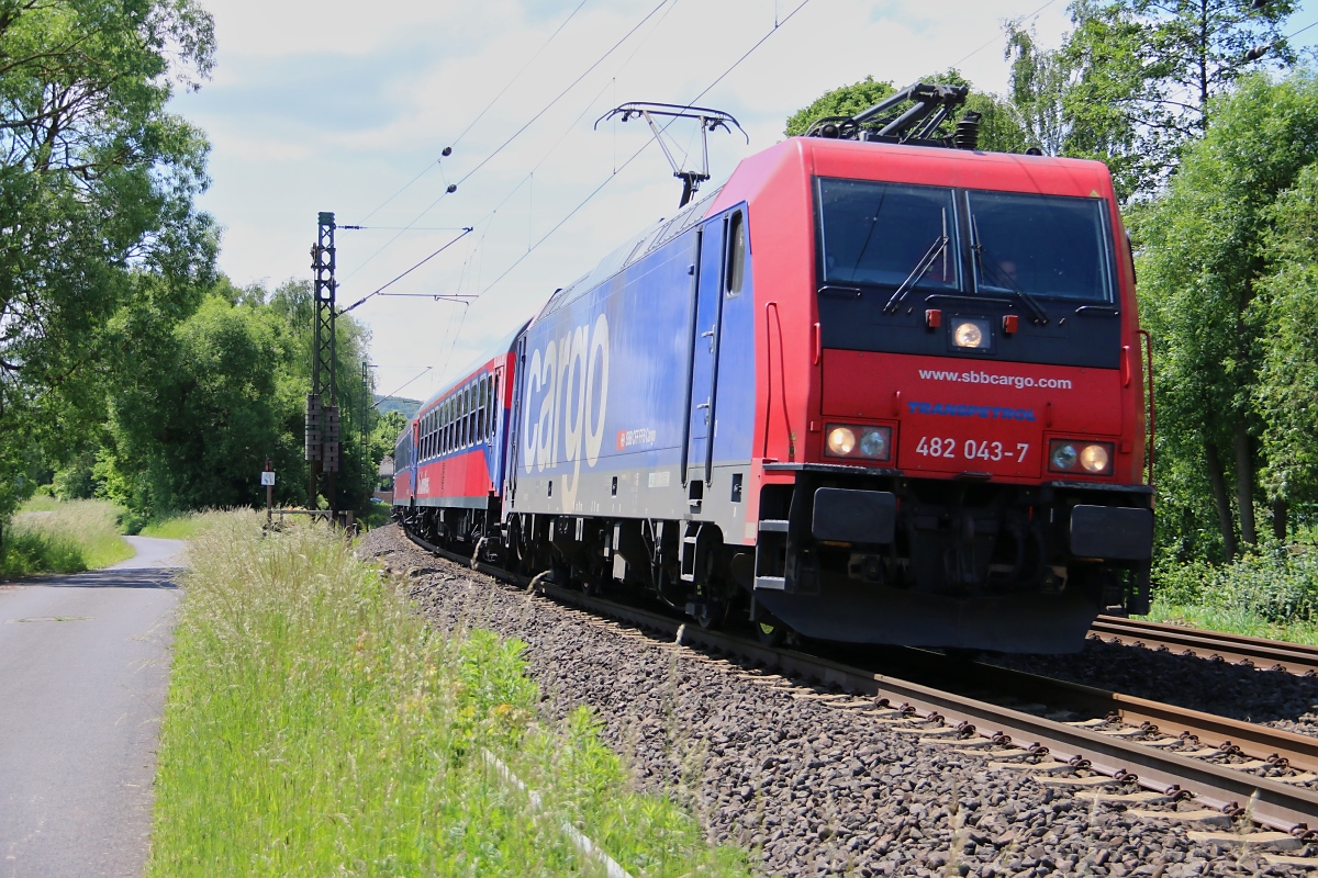 482 043-7 mit Sonderzug in Fahrtrichtung Norden. Aufgenommen am 30.05.2014 in Wehretal-Reichensachsen.