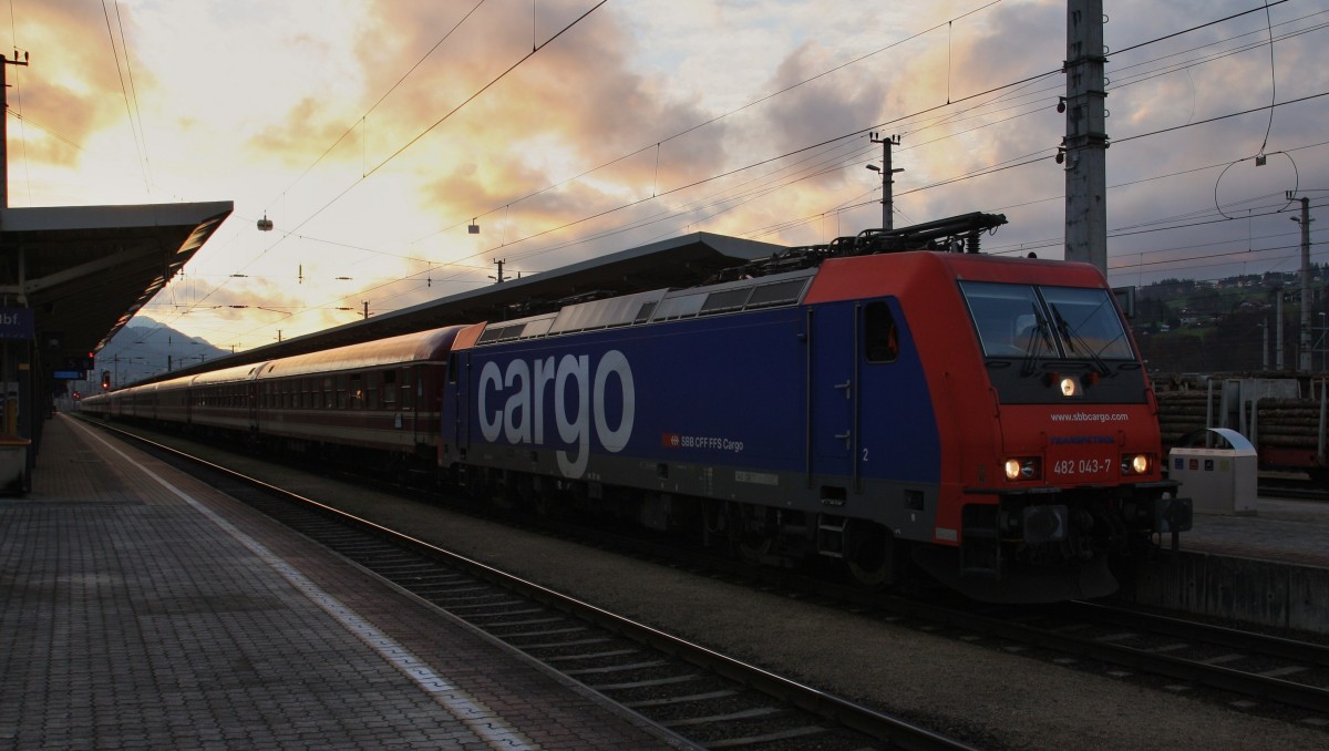 482 043-7 der SBB Cargo, angemietet von Transpetrol, steht am 20.12.2014 bei Sonnenuntergang mit dem Schneeexpress in Wörgl zur Abfahrt bereit. Der Zug verkehrt als Leerzug nach Hamburg. Normalerweise wäre er erst gegen 21.30 Uhr in Wörgl, so schon um 16.00 Uhr. Er kommt jeden Samstag nach Tirol, bis ende März 2015.