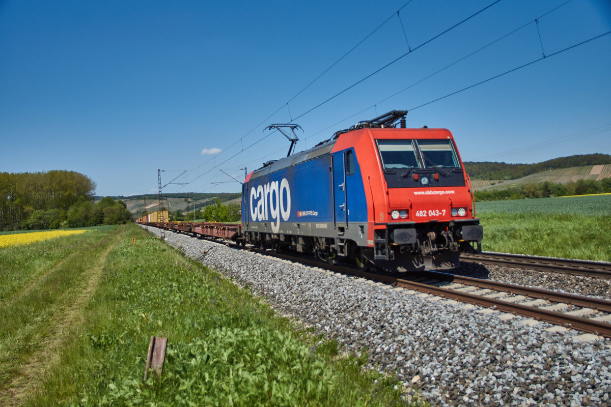 482 043-7 von sbbcargo ist mit einen Containerzug am 10.05.2017 bei Retzbach-Zellingen unterwegs.
