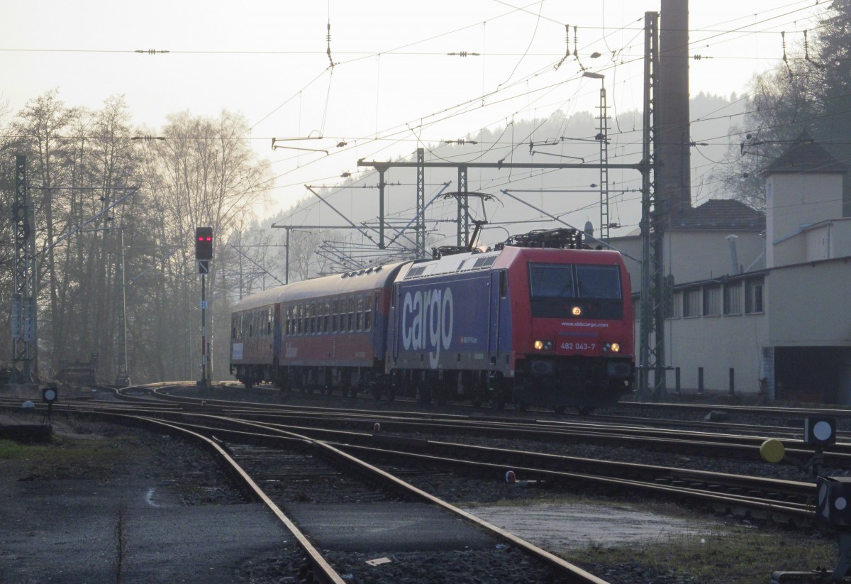 482 043-7 von Transpetrol / SBB Cargo zieht am 25. Januar 2014 zwei BTE-Wagen durch Kroanch in Richtung Probstzella.
