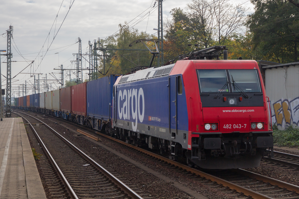 482 043-7 zieht einen Containerzug zu den Hamburger Hafen durch Hamburg Harburg. 21.10.2018