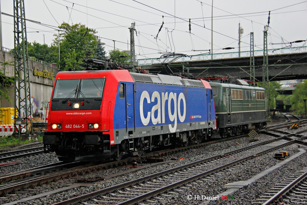 482 044-5 SBB Cargo & SRI 151 124-5 in Hamburg Harburg, Mai 2014.
