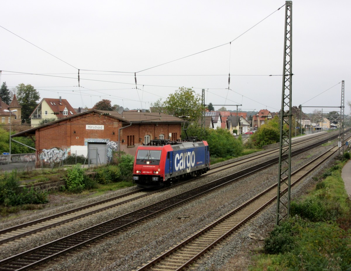 482 044-5 von SBB Cargo durchfährt am 27. Oktober 2014 solo Hirschaid in Richtung Forchheim.