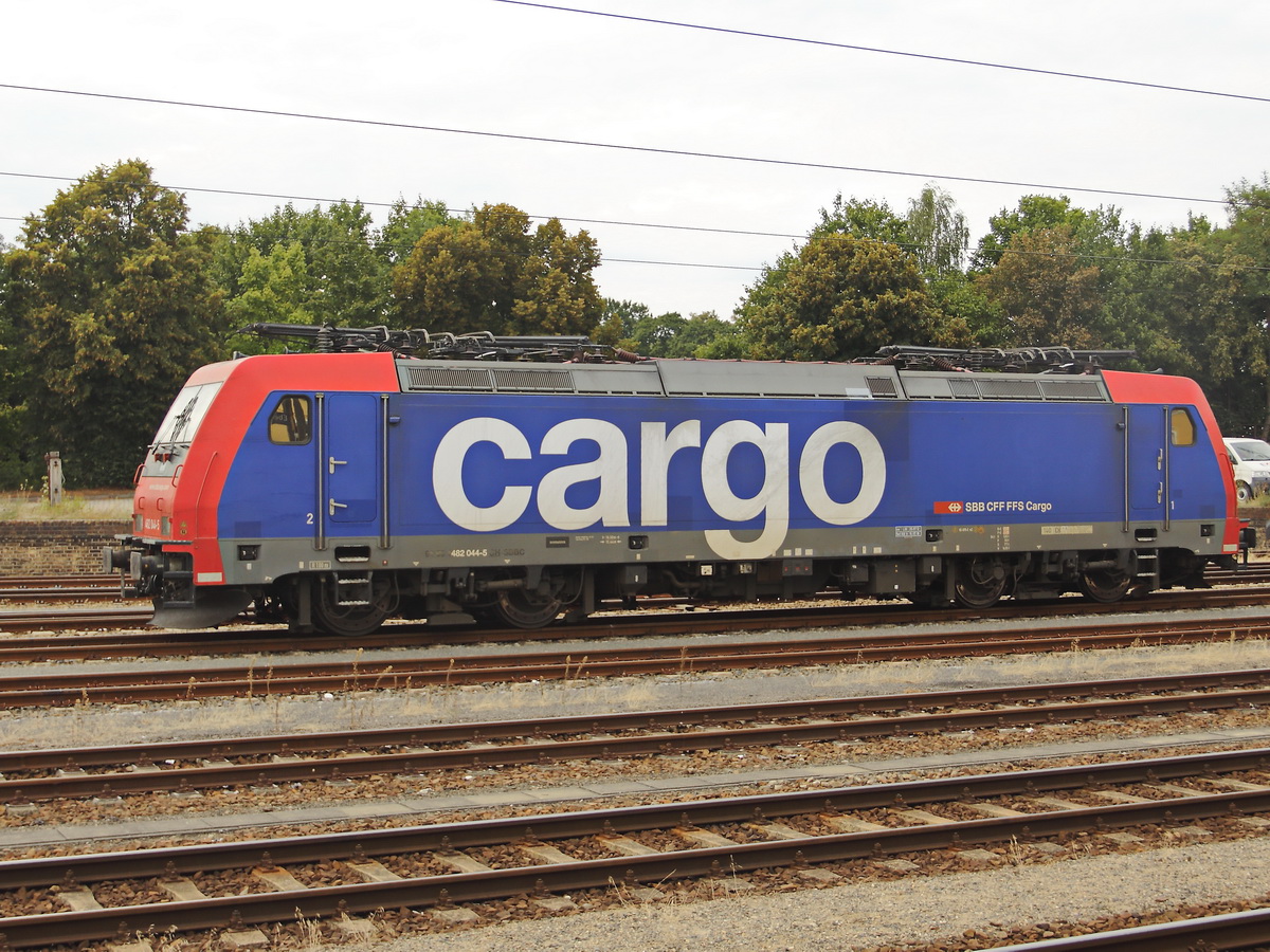 482 044-5 der SBB Cargo steht am 15. August steht abgestellt im Bahnhof Bereich Eberswalde.

Neufasung