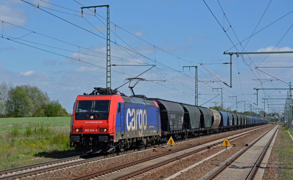482 044 führte am 10.05.15 einen aus Wagen des des Waggonvermieters Railco gebildeten Silozug durch Rodleben Richtung Magdeburg.
