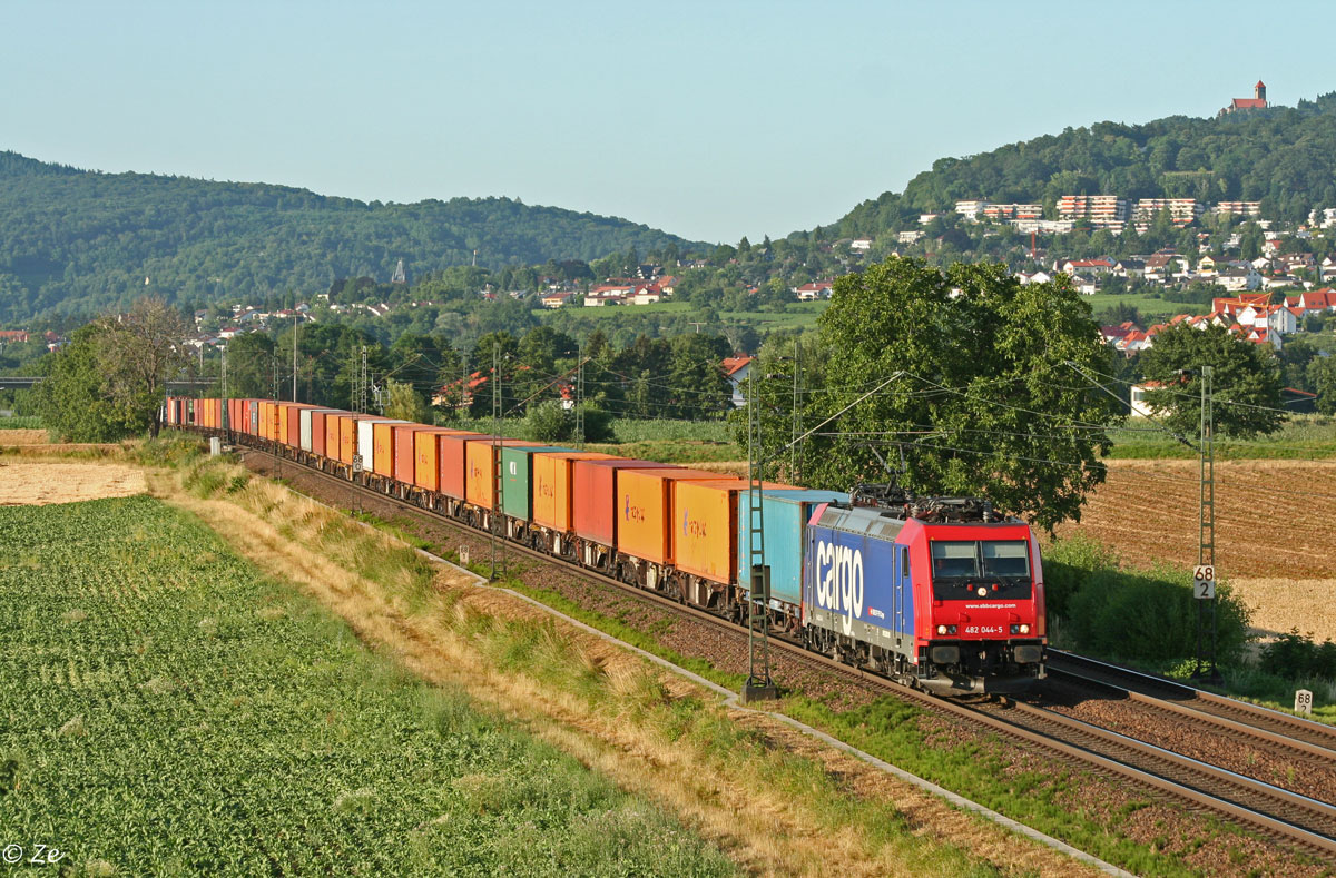 482 044 der SBB Cargo zieht ihren Containerzug am 16.07.2010 über die Main-Neckarbahn Richtung Mannheim.