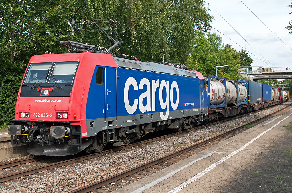 482 045-2 ( 91 85 4482 045-2 CH-SBBC ), Bombardier Transportation GmbH, [D]-Kassel 34111, Baujahr 2006, Eigentümer: SBB Cargo AG, [CH]-Basel, Fahrzeugnutzer: Lokomotion Gesellschaft für Schienentraktion mbH, [D]-München, Bh Lokomotion, Erst-Bw Basel, der SBBCargo durchfährt mit ihrem Güterzug am 13.08.2013 den Haltepunkt Geradstetten 