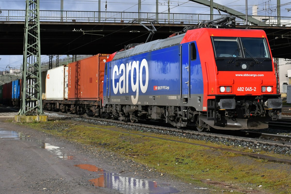 482 045-2 hat soeben den Bahnhof Würzburg durchfahren, aufgenommen am 12.02.2020.