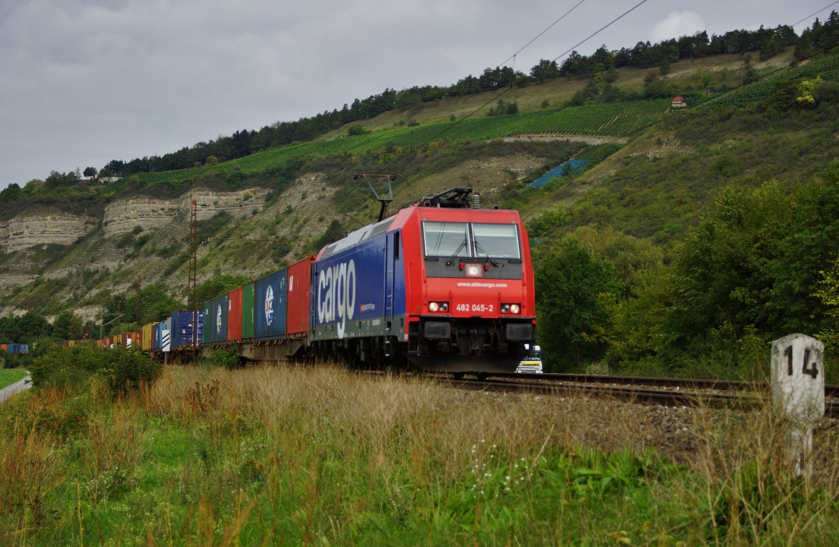 482 045-2 von sbbcargo ist am 08.09.15 mit einen Containerzug bei Thüngersheim zu sehen.