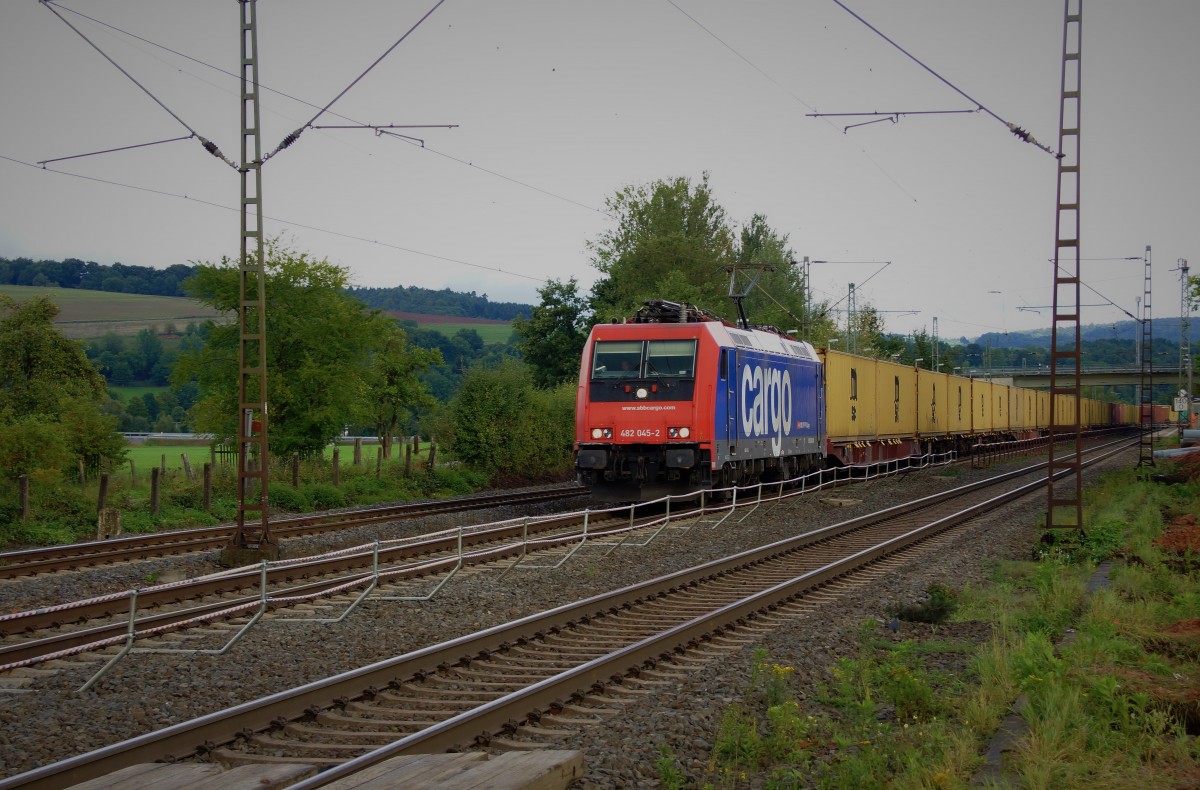 482 045-2 von sbbcargo mit einen Containerzug bei der Durchfahrt von Haunetal am 23.09.15.