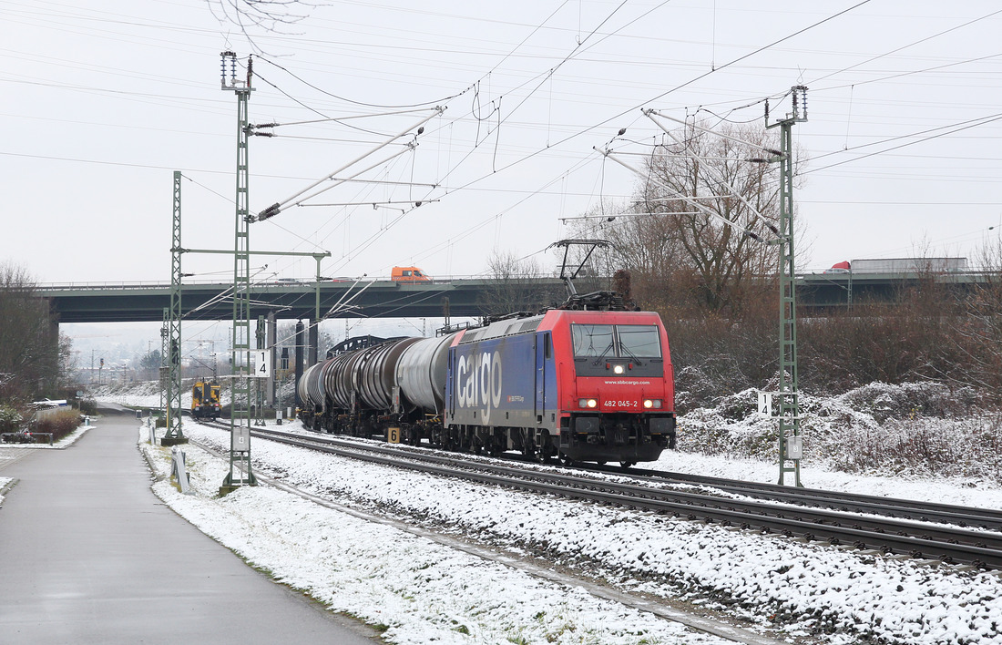 482 045 wurde am 1. Dezember an der nördlichen Einfahrt des Karlsruher Rangierbahnhofs dokumentiert.