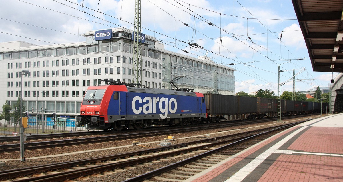 482 046-0 SBB-Cargo für HSL Logistik GmbH kommt durch den Dresden-Hbf mit einem langen  black-boxx Containerzug aus Dresden-Friedrichstadt(Gbf)(D) nach Bad-Schandau(D)  und fährt in Richtung Pirna,Königstein,Bad-Schandau. 
Aufgenommen vom Bahnsteig 2 von Dresden-Hbf. 
Bei Sommerwetter am Mittag vom 25.7.2015.
