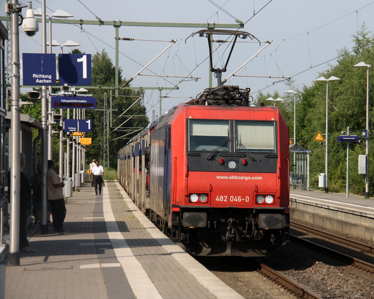 482 046-0 von der SBB-Cargo  kommt mit einem  Hyundai-Autozug aus Polen nach Aachen-West  und kommt aus Richtung Mönchengladbach-Hbf,Rheydt-Hbf,Wickrath,Beckrath,Herrath und fährt durch Erkelenz in Richtung Baal,Hückelhoven-Baal,Brachelen,Lindern,Süggerath,Geilenkirchen,Frelenberg,Zweibrüggen,Übach-Palenberg,Rimburg,Finkenrath,Hofstadt,Herzogenrath, Kohlscheid,Richterich,Laurensberg,Aachen-West. 
Aufgenommen vom Bahnsteig 1 in Erkelenz. 
Bei Sommerwetter am Nachmittag vom 21.6.2017.