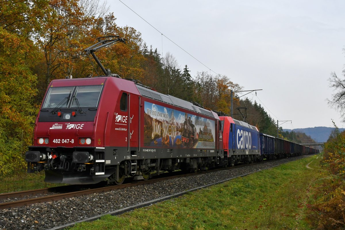 482 047-8  Jim Knopf  und 482 036-1 sind mit einem leeren Rübenzug zwischen Laufenburg und Stein-Säckingen in Richtung Basel unterwegs, aufgenommen am 08.11.2020.