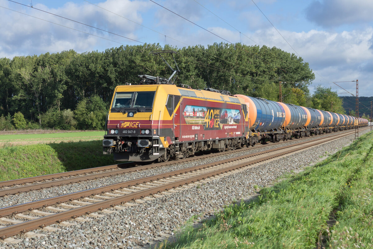 482 047-8 ist mit einem Kesselzug in Richtung Süden unterwegs am 16.09.2025 bei Retzbach-Z.