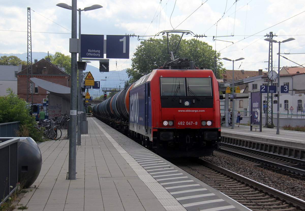 482 047-8 von SBB-Cargo kommt mit einem Kesselzug aus Glattbrugg(CH) nach  Mainz-Bischofsheim(D) und kommt aus Richtung Süden und fährt durch Emmendingen in Richtung Norden.
Aufgenommen vom Bahnsteig Emmendingen. 
Bei Sommerwetter am Vormittag vom 3.8.2019.