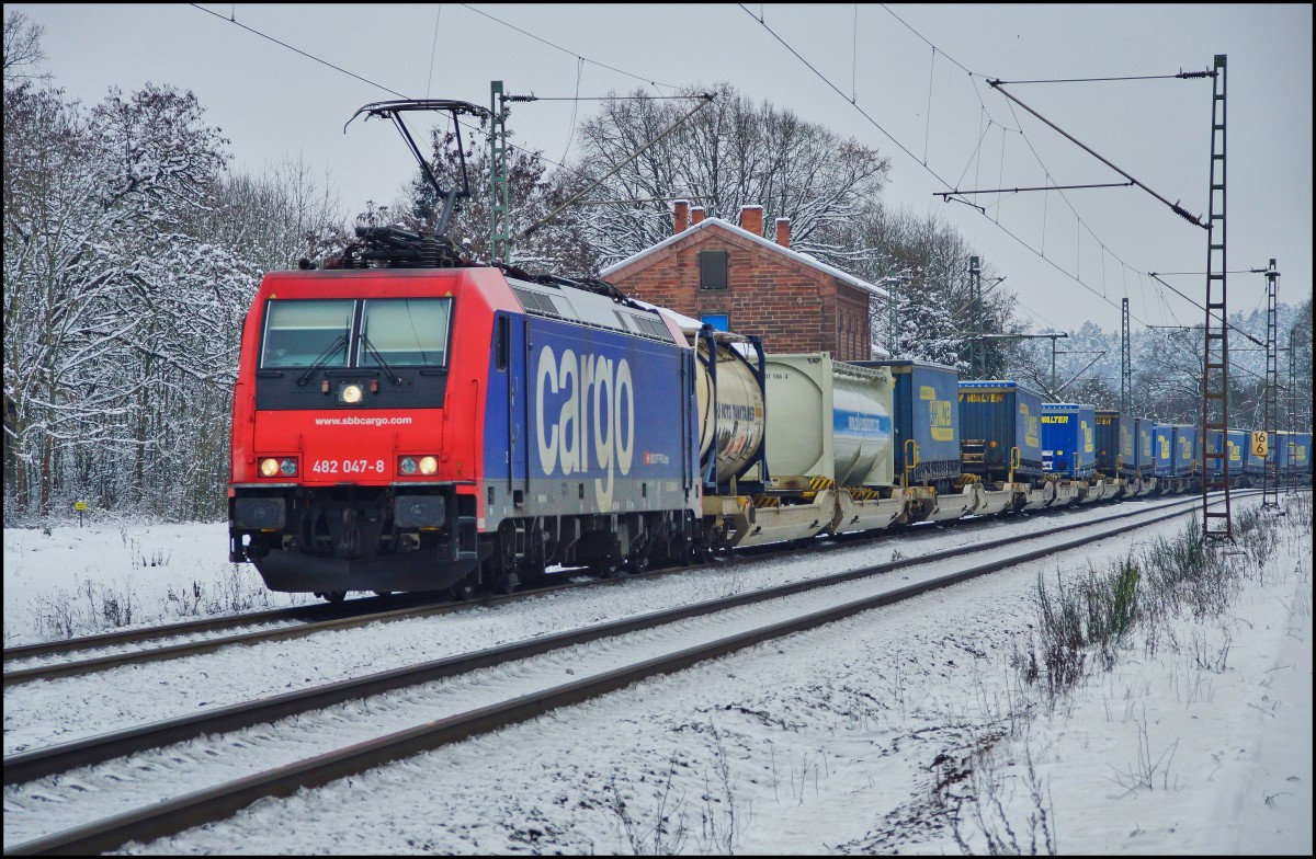 482 047-8 von sbbcargo auf dem Weg in Richtung Würzburg gesehen am 19.01.16 in Vollmerz.