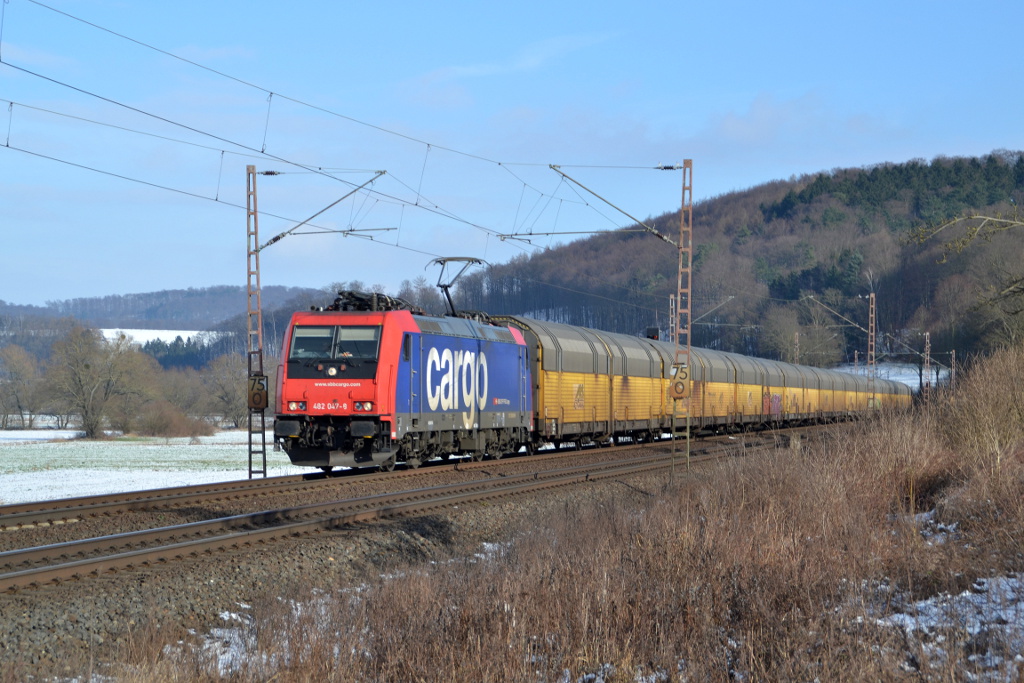 482 047 mit einem ARS-Hccrrs Zug am 01.02.2015 bei Salzderhelden.