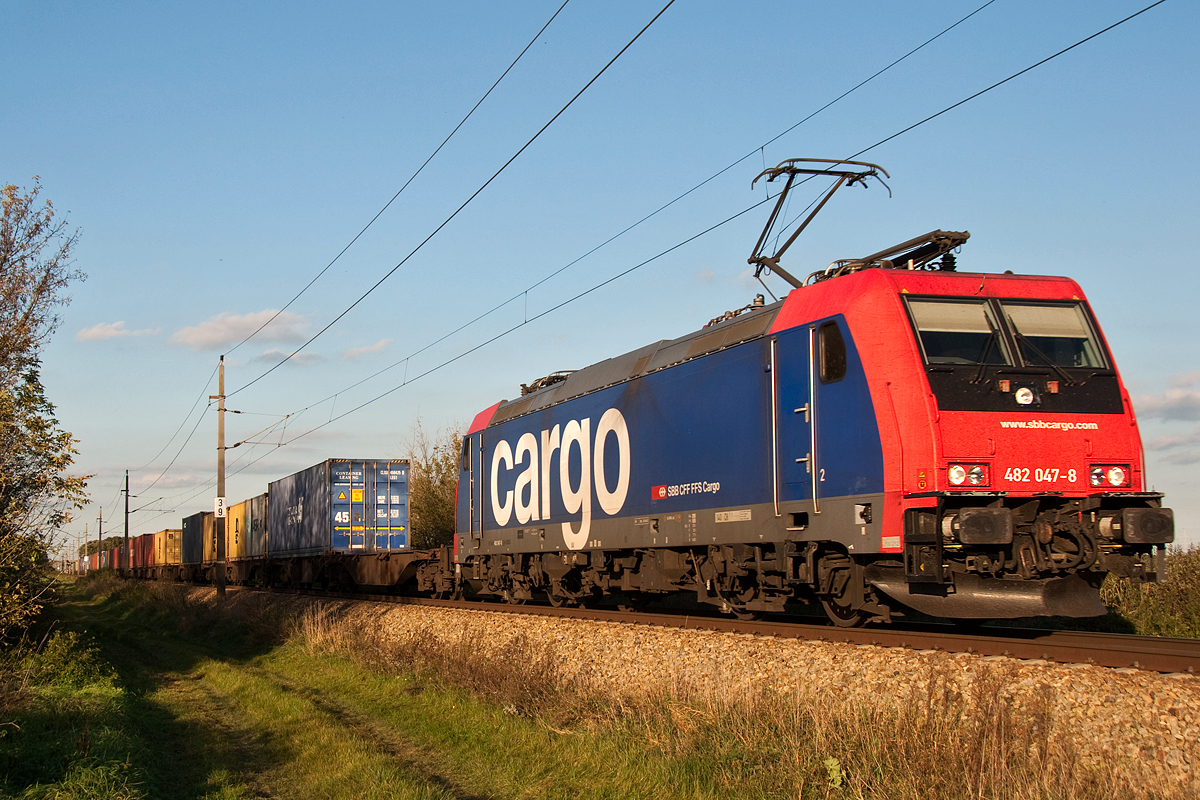 482 047, unterwegs durch Tullnerfeld in Richtung St. Pölten. Das Foto entstand am 14.10.2014.