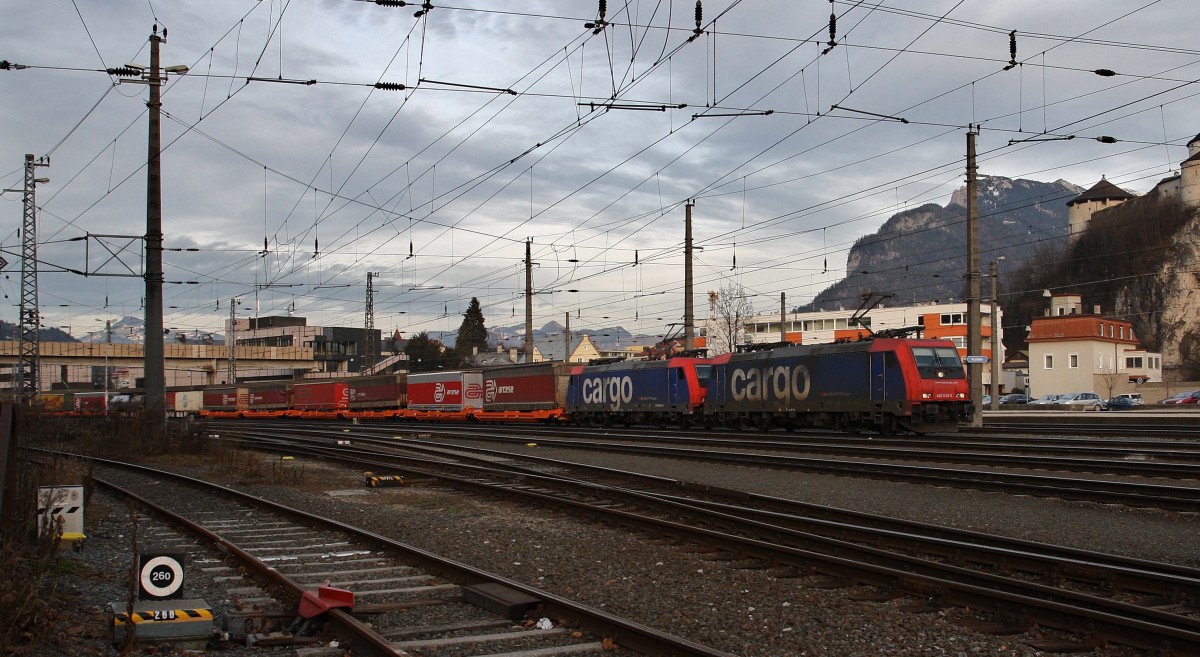 482 048-6 und 482 047-8 der SBB Cargo warten am 9.1.2014 mit Doppeltaschenwagen von Wasco, beladen mit Sattelauflegern, im Bahnhof Kufstein auf die Ausfahrt Richtung Italien.