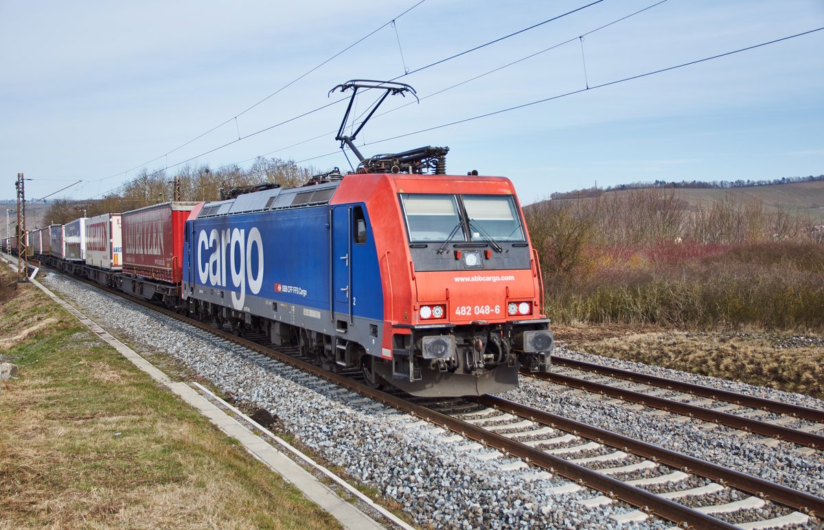 482 048-6 von sbbcargo ist mit seinen Aufliegerzug am 15.03.2018 in Richtung Süden unterwegs,gesehen bei Würzburg/Süd.
