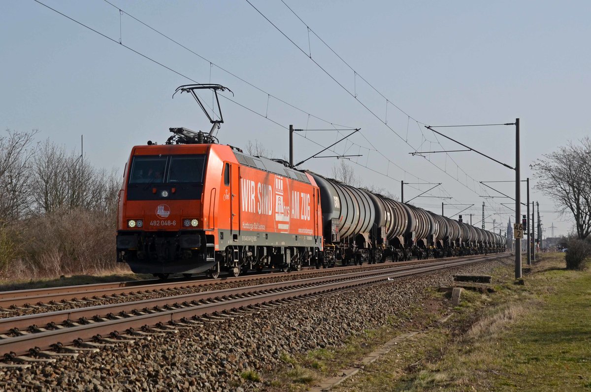 482 048 der HRS ist zur Zeit von der Infra Leuna angemietet. Am 23.02.21 schleppte sie einen Kesselwagenzug durch Greppin Richtung Dessau.