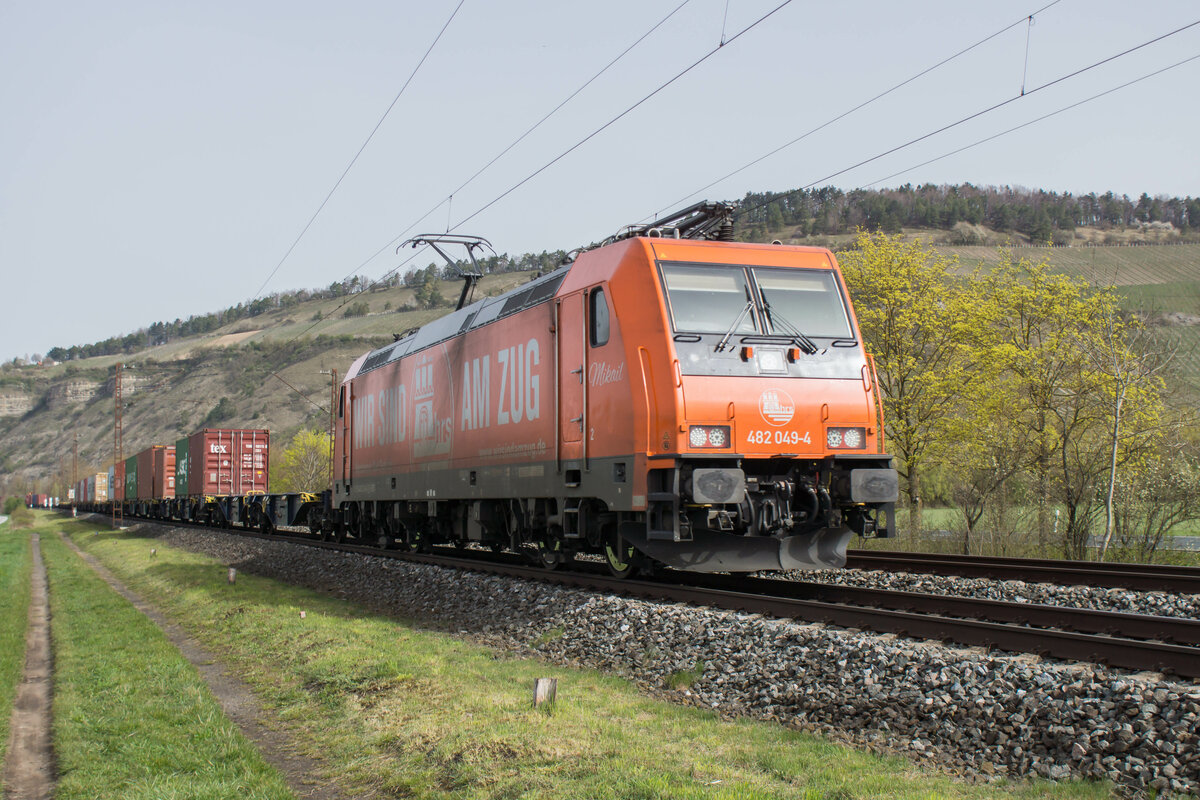 482 049-4 ist mit einem Containerzug in Richtung Süden unterwegs am 13.04.2022 bei Thüngersheim.