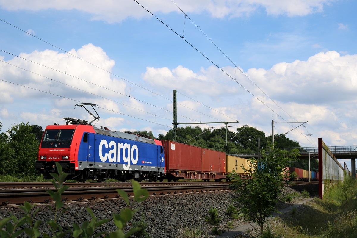 482 049-4 (SBB Re 482) von SBB Cargo als Containerzug fährt in Radbruch auf der Bahnstrecke Hannover–Hamburg (KBS 110) Richtung Hamburg. [6.7.2017 - 15:24 Uhr]