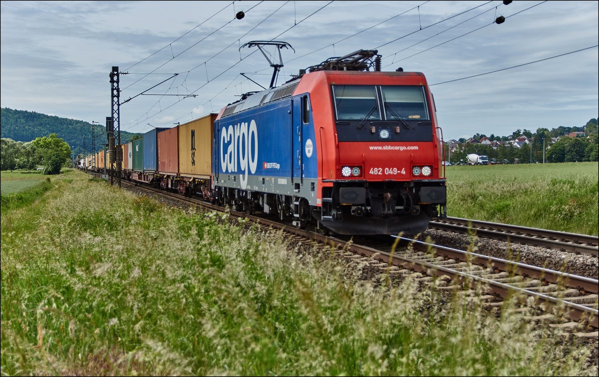482 049-4 von sbbcargo ist mit einen Containerzug bei Reilos am 08.06.2017 zu sehen.