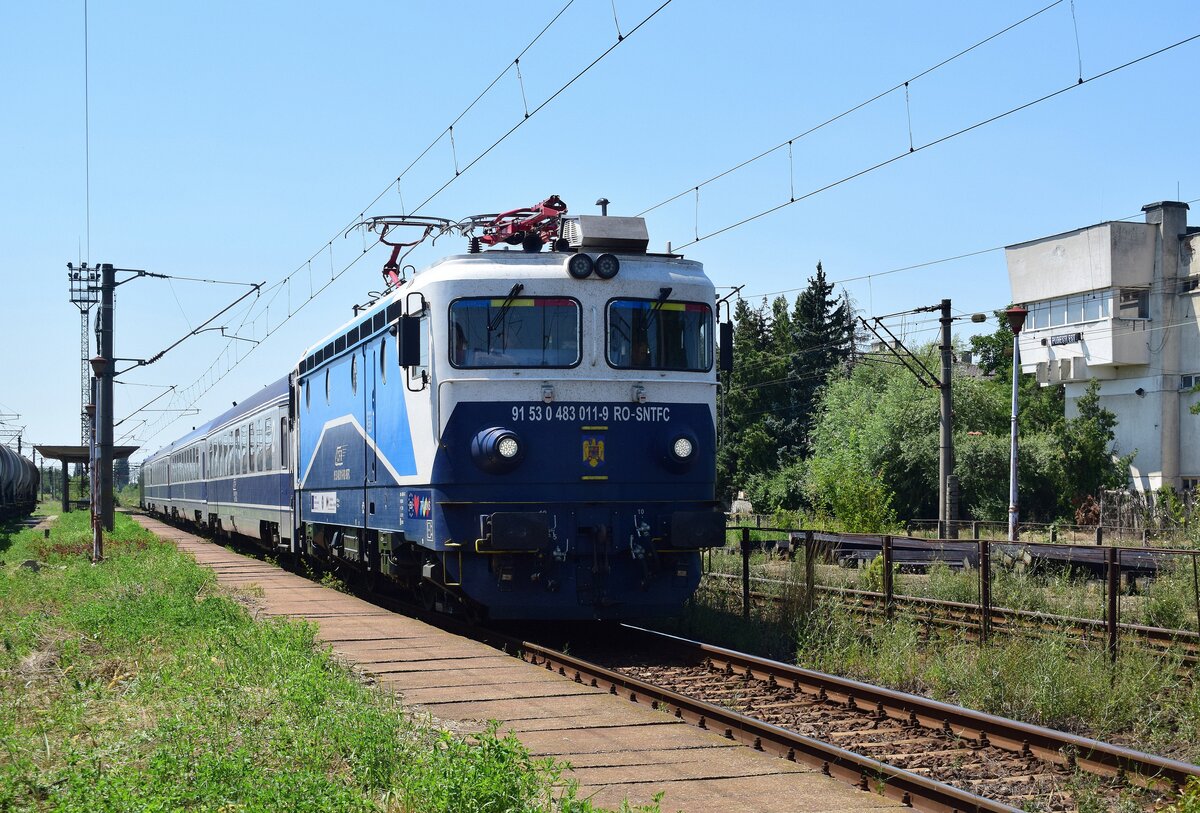 483 011-9 f�hrt mit dem IR 1575 Bucuresti Nord - Galati durch Ploiesti Est in Richtung Buzau.

Ploiesti Est 01.08.2026