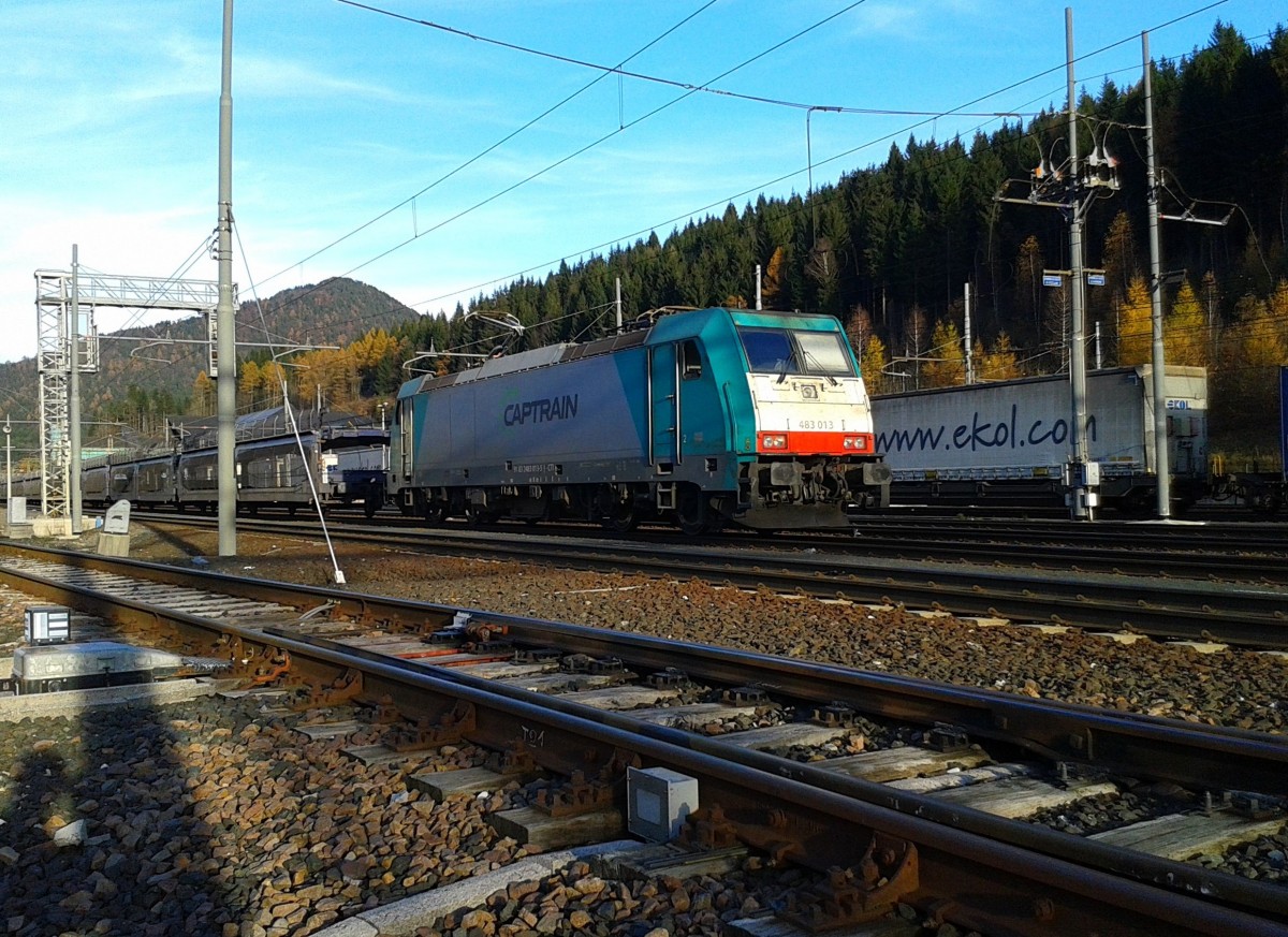 483 013-5 von CAPTRAIN am 8.11.2015 im Bahnhof Tarvisio Boscoverde.             .