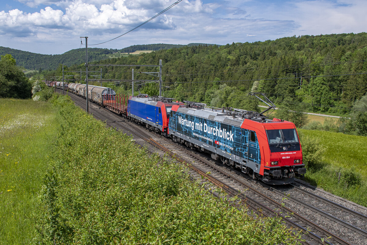484 004 und 484 016 sind gemeinsam mit dem 60133 unterwegs in den RBL, aufgenommen bei Hornussen AG am 22.05.2023.