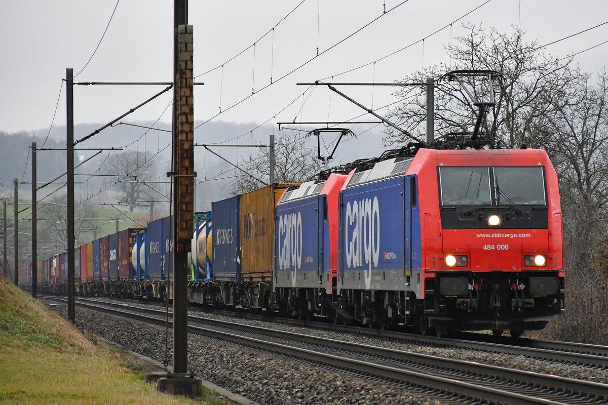 484 006 und 484 012 sind gemeinsam unterwegs in den Süden, aufgenommen am 06.12.2020 bei Zeihen AG.