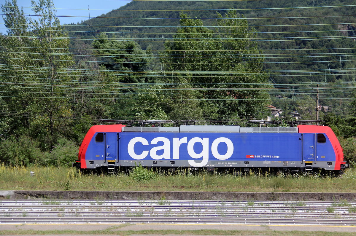 484 008-8 von SBB-Cargo steht abgestellt in Domodossola(I).
Aufgenommen von Bahnsteig in Domodossola(I).
Bei Sommerwetter am Nachmittag vom 29.7.2019.