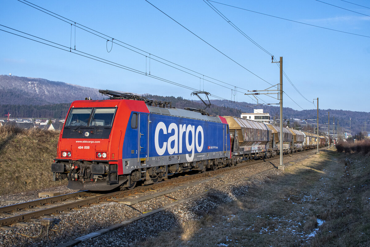 484 008 ist auf dem Weg in den RBL, aufgenommen in Otelfingen am 12.01.2022.