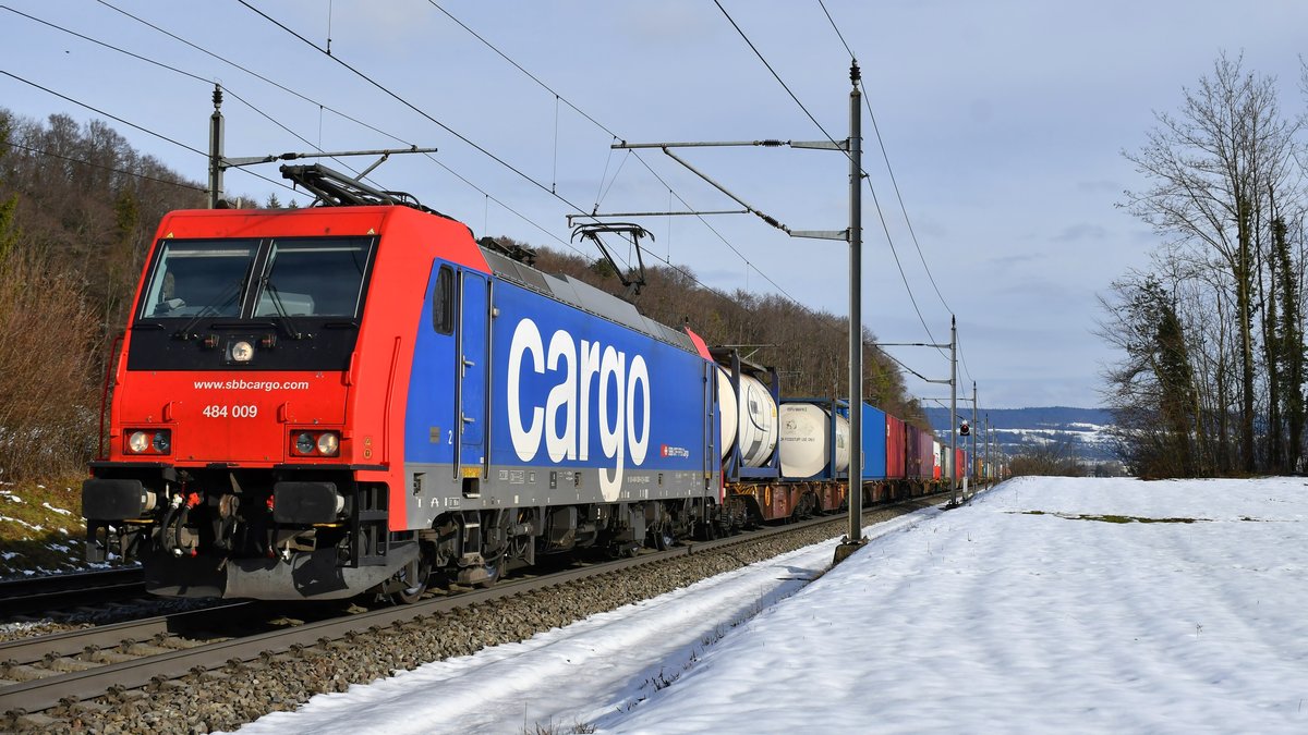 484 009 ist unterwegs in Richtung Basel, aufgenommen in Villnachern AG am 23.01.2021.