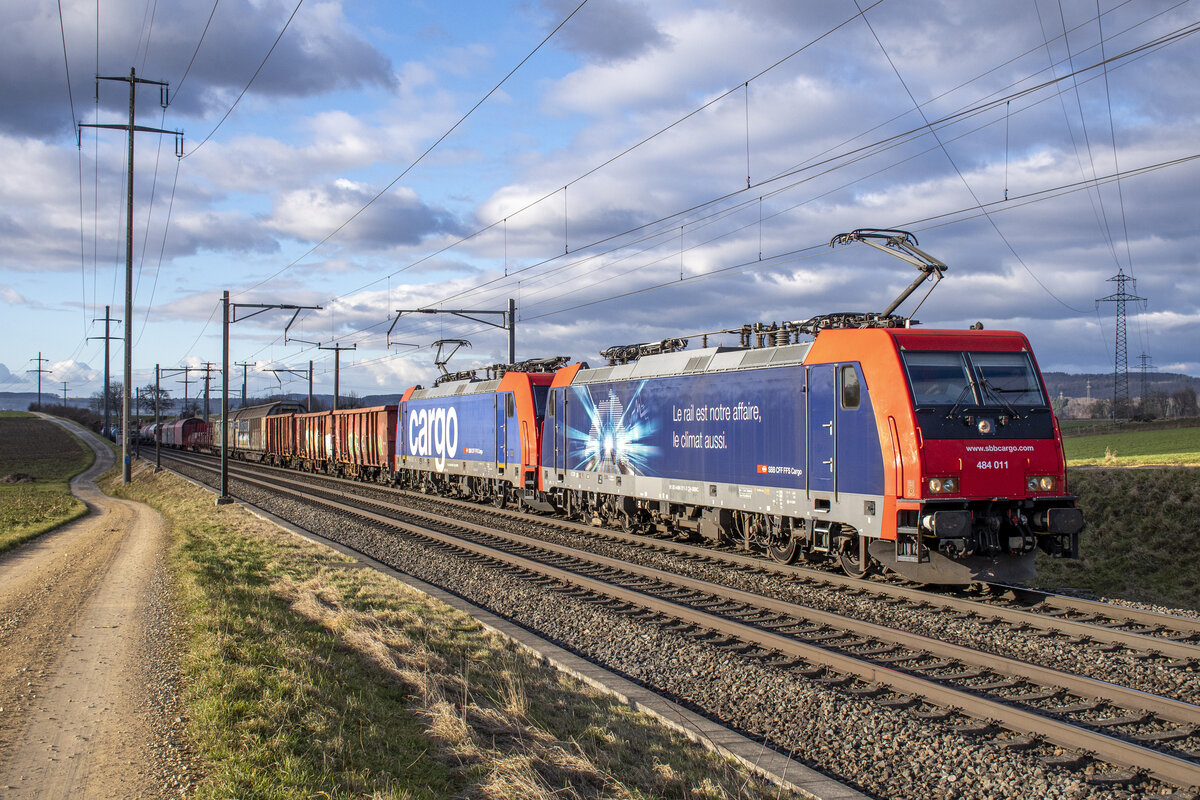 484 011 und 007 sind mit dem 60133 unterwegs in den RBL, aufgenommen zwischen Möhlin und Mumpf am 21.01.2022.