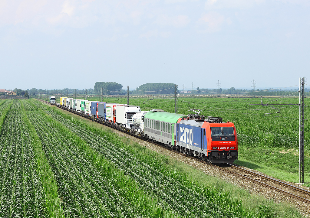 484 014 approaches Vignale whilst working a Rola train from Friburg to Novara Boschetto, 11 July 2012