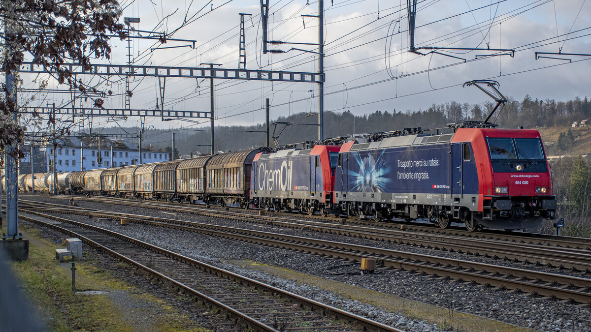 484 020 und 014 bei der Ausfahrt in Brugg AG mit dem 60133 in den RBL am 10.01.2022. 