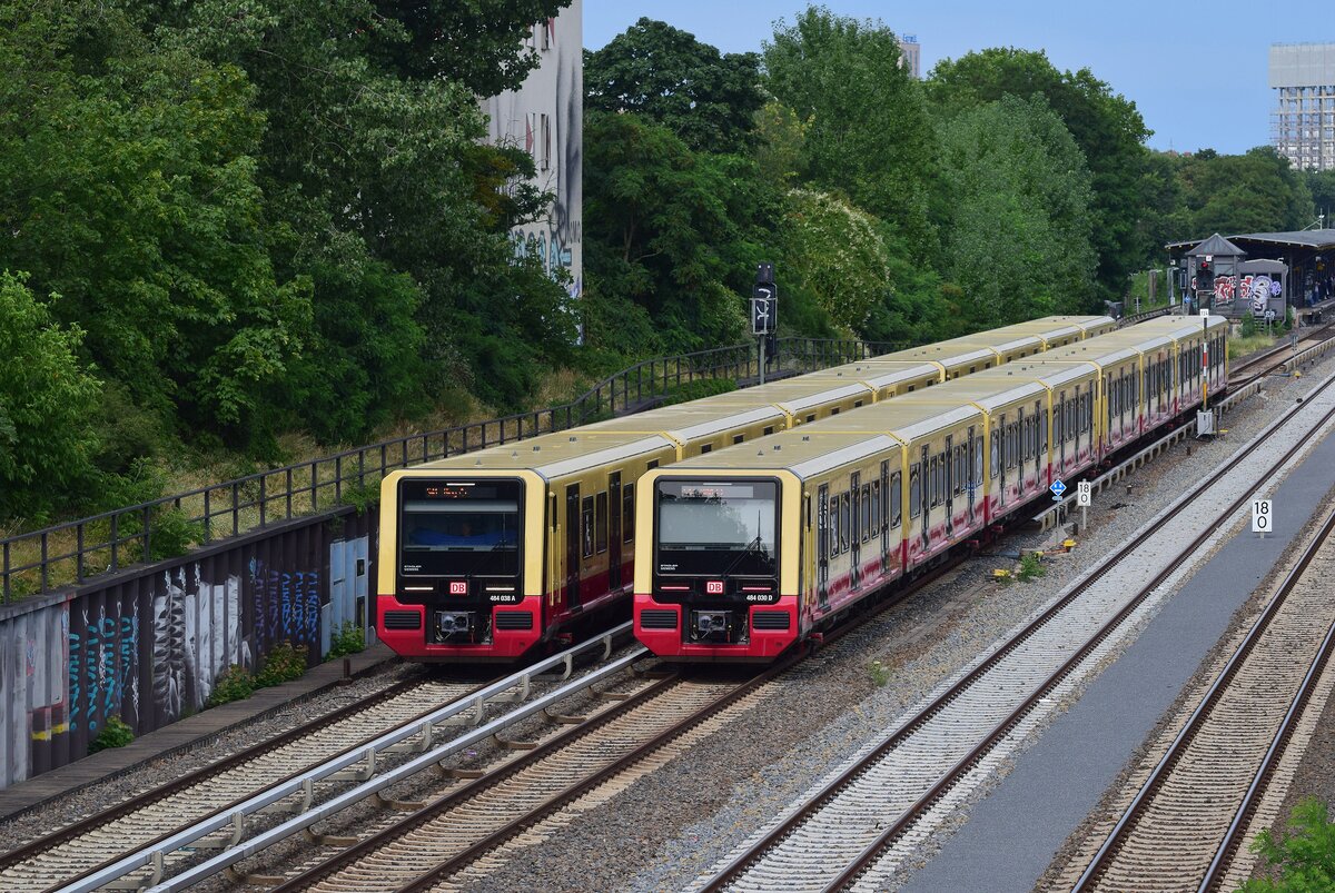 484 038 trifft auf 484 030 in Berlin Neukölln jeweils als Ringbahn. 484 038 links ist als S41 im Uhrzeigersinn auf dem Ring unterwegs während 484 030 als S42 gegen den Uhrzeigersinn auf dem Ring unterwegs ist.

Berlin 21.07.2023