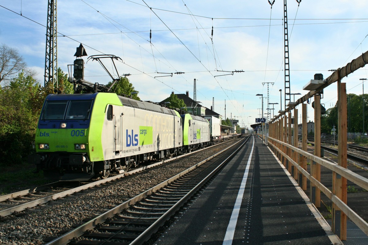 485 005-3 und 485 020-2 brachten am Nachmittag des 17.04.14 die RoLa (DGS) 43612 aus Novara von Weil am Rhein bis an den Zielbahnhof Freiburg (Breisgau) Gbf. Hier konnte ich den Zug im Bahnhof Müllheim (Baden) aufnehmen.
